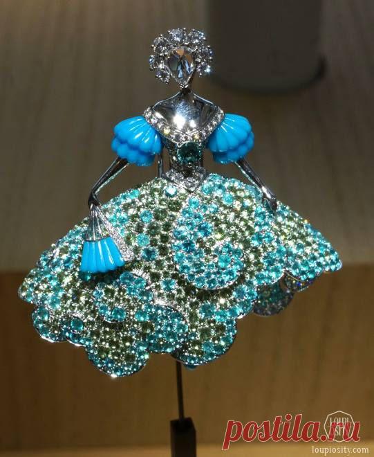 Принцесса в платье цвета Времени ( Неба ).Бирюза,параиба.турмалины,зелёные гранаты,бриллианты,белое золото.