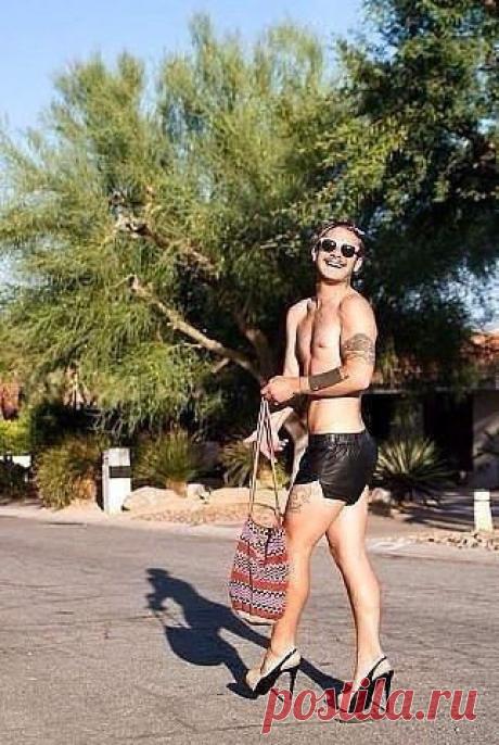 Я был просто уверен, что жена не умеет играть в бильярд! Сыграли на желание... Сейчас пойду на шпильках... в аптеку... за прокладками...))))