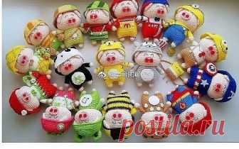 СВИНКИ В КОСТЮМЧИКАХ (ОПИСАНИЕ).

Этап I. 
Ручки 
Цветом тела 
1 ряд: 6 сбн в КА. 
2 ряд: (приб, 2 сбн)*2 раза (8). 
3 ряд: 8 сбн (8). 
Переходим на нить жёлтого цвета 
4-10 ряды: 8 сбн (8). 
11 ряд: (уб, 2 сбн)*2 раза (6). Нить закрепить, отрезать, спрятать. 

Ушки 
1 ряд: 6 сбн в КА 
2 ряд: (1 сбн, приб.)*3 раза (9). 
3 ряд: (2 сбн, приб.)*3 раза (12). 
4 ряд: (3 сбн, приб.)*3 раза (15). 
5 ряд: (4 сбн, приб.)*3 раза (18). 
6 ряд: (5 сбн, приб.)*3 раза (21). 
7 ряд: (6 с...