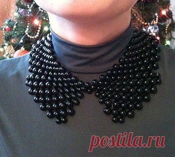 Стильный накладной воротничок из черного искусств.жемчуга.

Завязки сзади на атласную ленту.