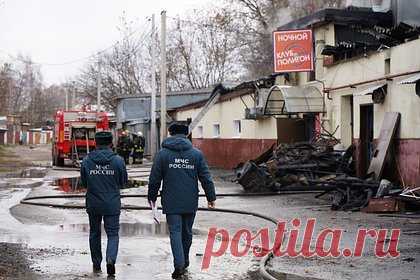 Прокуратура заявила о запертых выходах в сгоревшем клубе в Костроме. Эвакуационные выходы в ночном клубе «Полигон», сгоревшем в Костроме, были заперты. Об этом сообщила пресс-служба региональной прокуратуры. Согласно материалам проверки, по факту происшествия могут возбудить третье уголовное дело — по статье «халатность, повлекшая по неосторожности смерть двух или более лиц».