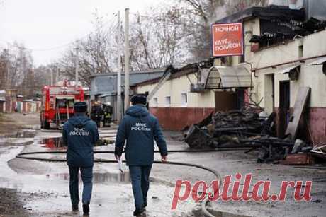 Прокуратура заявила о запертых выходах в сгоревшем клубе в Костроме. Эвакуационные выходы в ночном клубе «Полигон», сгоревшем в Костроме, были заперты. Об этом сообщила пресс-служба региональной прокуратуры. Согласно материалам проверки, по факту происшествия могут возбудить третье уголовное дело — по статье «халатность, повлекшая по неосторожности смерть двух или более лиц».