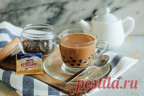 Кофе с чаем (Гонконг)
Микс из кофе и чая с молоком впечатляет с первого глотка! Понадобится 4 пакетика черного чая, перец, сгущенное молоко и 2 шота кофе.