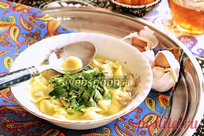 Дюшбара  Готовим дюшбару.  
Самое, самое вкусное блюдо азербайджанской кухни  — дюшбара. По сути, это суп, суп из пельменей. Но каких пельменей! Пельмени в Азербайджане лепятся маленькими, как жемчужинка. Но лепить такие маленькие пельмени самой, дело трудоёмкое, поэтому издавна у нас заведено, что когда в доме готовится дюшбара, то собирается вся семья (кроме главы семьи — мужчины, он приходит только поесть дюшбару:))), и все вместе за неспешным разговором лепят...