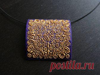 Техника лепки «Sutton Slice»

Эта техника позволяет делать из полимерной глины многоцветные плоские заготовки при помощи текстур.
Суть техники заключается в том, что в вогнутые части текстуры помещается полимерная глина одного или нескольких цветов, как в молды, сверху накладывается пласт полимерной глины цвета фона, тщательно прикатывается, а затем текстура аккуратно отделяется. Рисунок из текстуры отпечатывается на основном пласте.

Очень важно, чтобы глина не прилипала ...