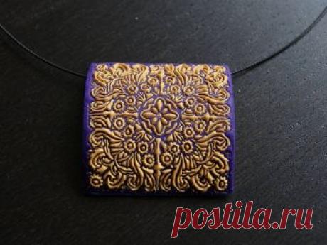 Техника лепки «Sutton Slice»

Эта техника позволяет делать из полимерной глины многоцветные плоские заготовки при помощи текстур.
Суть техники заключается в том, что в вогнутые части текстуры помещается полимерная глина одного или нескольких цветов, как в молды, сверху накладывается пласт полимерной глины цвета фона, тщательно прикатывается, а затем текстура аккуратно отделяется. Рисунок из текстуры отпечатывается на основном пласте.

Очень важно, чтобы глина не прилипала ...