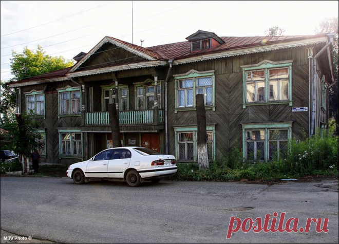 Когда то техникум-сейчас управкомпания.(ЖЭК)