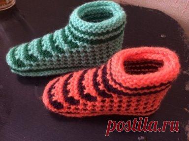 Для любителей вязания. Оригинальные следки спицами.
Описание автора.
Тип вязки традиционный для многих следочков, но середину я изменила от количества пятель середины зависит полнота следочка. 
Основной нитью является пряжа в 3 нити, дополнительная - в 2 нити. 
Для 37 размера набрала 31 петлю основной пряжей, провязываю 3 ряда лицевыми,2 ряда лицевыми - зелеными с прибавкой 4 пятли, получилось 35 петель. 
2 лицевых ряда салатного цвета, 4 ряда зеленого цвета, с прибавкой 4 пятли по центру через