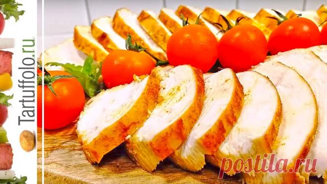 И никакой колбасы не нужно! Вместо нарезки - и на завтрак, и на праздничный стол! Ингредиенты:3 куриных филе500 мл воды1 ч.л. с верхом соли2 ст.л. соевого соуса1 ст.л. раст.масла1 ч.л. меда1 ч.л. паприки