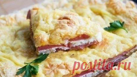 Пирог из слоеного теста с яйцами и ветчиной