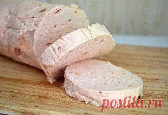 Домашняя варёная колбаса
Вдвое меньше калорий, чем в покупной (на 100г. - около 130ккал.), и сделанная своими руками :)
Ингредиенты:
-Филе куриное (или индейка) - 700 г
-Сливки (я брала молоко, получилось вообще 92 ккал)- 300 мл
-Белок яичный - 3 шт
-Соль
-Перец черный
-Приправы
Приготовление:
1. Сырое филе режем на кусочки. Измельчаем охлажденное куриное (индюшиное) филе в блендере до кремообразного состояния, добавляем белки, перец и соль по вкусу. По желанию можно добавить мускатный орех.