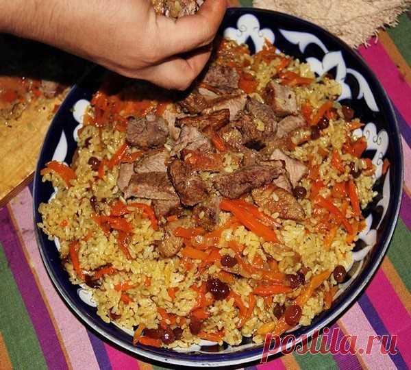Секреты вкусного плова! Плюс поэтапное приготовление узбекского плова!

Секреты вкусного плова

* Морковь нужно резать длинной соломкой и ни в коем случае не тереть. Не бойтесь переборщить с длиной, чем длиннее соломка, тем вкуснее плов.

* Лучшая посуда для плова — толстая чугунная кастрюля, глубокая и толстая сковорода, чугунный казан. В любом варианте – с плотно прилегающей крышкой.

* Соль и специи лучше всего добавлять в середине приготовления зирвака (так восточные н...