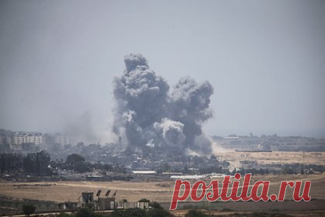 Журналистку сочли притворщицей из-за репортажа об обстрелах в Израиле. Пользователи соцсетей высмеяли журналистку румынского телеканала Digi24 Кристину Чиляку из-за репортажа об обстрелах Израиля. В отрывке из эфира Чиляку лежит на земле и рассказывает о бомбежках, в то время как позади нее ходят прохожие. «Ей стоит поискать себе работу в Голливуде», — пошутили над Чиляку в соцсети X.