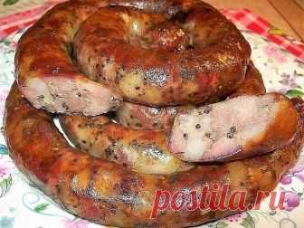 КОЛБАСА ДОМАШНЯЯ КУРИНАЯ БЫСТРОГО ПРИГОТОВЛЕНИЯ-ОБАЛДЕННЫЙ ВКУС!

ИНГРЕДИЕНТЫ :

• 1 кг. бедро куриное (без костей)
• 7-8 зубчиков чеснока
• 0,5 ч.л. перец черный (молотый)
• 0,5 ч.л. приправа для курицы ( напишу что туда входит: соль, паприка, сахар, семена горчицы, куркума)
• 2 ст. л. майонеза
• 15 гр. желатина

ПРИГОТОВЛЕНИЕ:

• Куриное мясо помыть, обсушить, порезать вместе с кожицей на кубики размером 1.5 - 2 см (не очень мелко).
Добавляем в фарш чеснок, пропущенный ч...