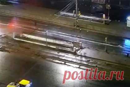 Mercedes на огромной скорости въехал в подземный переход в российском городе. В Челябинске Mercedes на огромной скорости въехал в подземный переход и попал на видео. Кадры публикует Telegram-канал Shot. Инцидент в российском городе произошел ночью, поэтому при инциденте кроме находившихся в автомобиле никто не пострадал — в подземном переходе не было пешеходов.