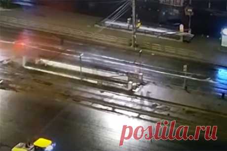 Mercedes на огромной скорости въехал в подземный переход в российском городе. В Челябинске Mercedes на огромной скорости въехал в подземный переход и попал на видео. Кадры публикует Telegram-канал Shot. Инцидент в российском городе произошел ночью, поэтому при инциденте кроме находившихся в автомобиле никто не пострадал — в подземном переходе не было пешеходов.