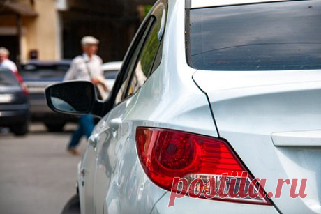 Названы цены на аналоги Hyundai Solaris в России. Solaris HS и Solaris KRS, которые собираются на бывшем заводе Hyundai в Санкт-Петербурге, будут стоить от двух миллионов рублей. Официальные цены на аналоги корейских автомобильных брендов в России назвала AGR Automotive Group (ООО «АГР»). Первые дилерские центры торговой марки Solaris откроются в мае 2024 года.