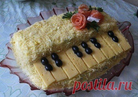 Салат &quot;Белый рояль&quot;

Ингредиенты:
- 500 г куриного мяса
- 300 г грибы
- 2 шт св. огурец
- 3-4 шт. яйца
- 100 г сыр

Выкладываем слоями:
-отварная курица
-майонец
-жареные грибы
-майонез
-свеж. огурец (натереть на терке)
-майонез
-вареные яйца (натереть на терке)
-майонез
-сыр (натереть на терке)
Украсить по желанию.