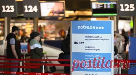 Цветы, ноутбук и зонт: авиакомпания «Победа» изменила правила провоза ручной клади. Лоукостер «Победа» изменил правила провоза ручной клади, полностью сняв ограничения по весу и увеличив её разрешённые габариты с 4 × 36 × 30 см до 15 × 36 × 30 см. Сверх ручной клади разрешили провозить ноутбук или планшет в мягком чехле и зонт-трость. Перевозчик также увеличил допустимый размер пакета с товарами из Duty Free — с 10 × 10 × 5 до 24 × 32 × 10 см. Изменения произошли на фоне решения суда, который…