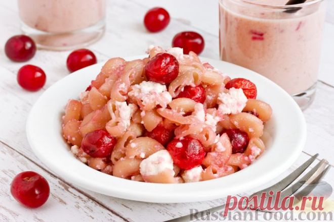 Рецепт: Макароны с вишней и творогом на RussianFood.com