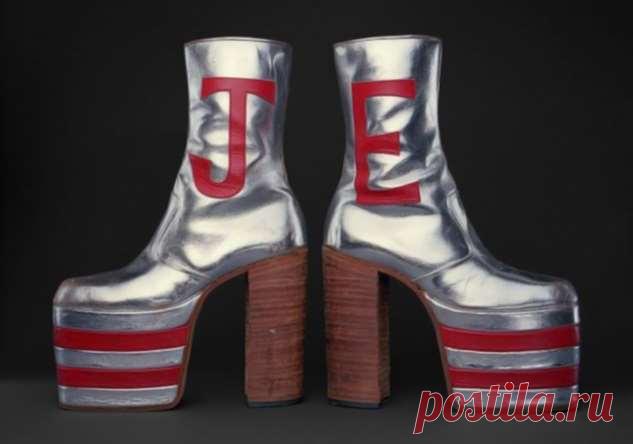 Самая безумная обувь Элтона Джона: Платформы, ходули, крылатые ботинки и др | Офигенная