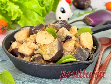 Курица с баклажанами в сметане Курица с баклажанами в сметане - это нежное и сочное блюдо, в котором кусочки куриного филе тушатся с баклажанами в сметанном соусе. Баклажаны становятся мягкими и вкусными, а сметана придаёт блюду особую нежность.