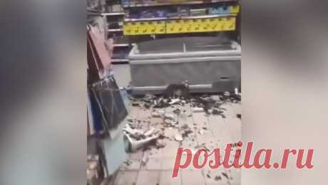 Пьяный подросток устроил погром в супермаркете и заснул. В Вязьме Смоленской области пьяный подросток разгромил местный супермаркет и заснул на месте преступления. Об этом сообщает ИА &quot;О чем говорит Смоленск&quot;. Инцидент произошел 7 декабре в сетевом супермаркете &quot;Пятерочка&quot; ...