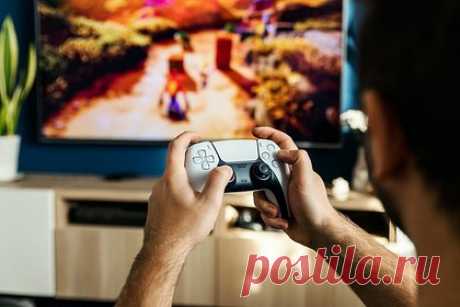 Новую консоль PlayStation показали на видео. Новая портативная консоль от Sony будет работать на базе ОС Android. Судя по видео, девайс имеет компактные размеры, интегрированный геймпад DualSense и работает под управлением Android. Блогер не конкретизировал, какие прошивка и версия операционной системы установлены на приставке, но разобрал девайс на видео.