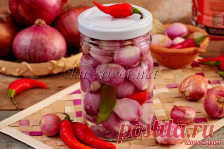 Маринованный лук на зиму Мариновать на зиму можно как крупный, так и мелкий лук любого сорта. Но если крупный нужно разрезать на несколько частей, то мелкий консервируют целиком – такая заготовка и выглядит аппетитно, и подать можно как закуску к праздничному столу либо дополнить жареное, запеченное мясо.