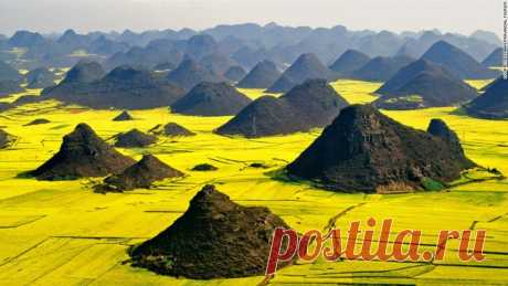 Luoping Basin, Китай. В марте цветет рапс.