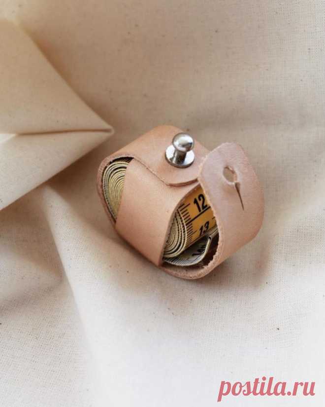 Подарки для портного: кожаные аксессуары. 
 
 Подборка аксессуаров для портного или другого мастера. Всё созданы из плотной кожи и выгляд очень стильно:
 Читать дальше