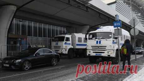 Во Внуково куривший у стойки регистрации пассажир напал на полицейского