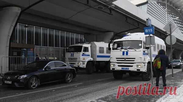 Во Внуково куривший у стойки регистрации пассажир напал на полицейского