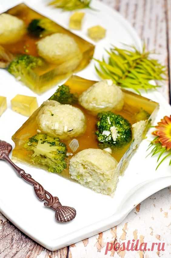 Заливное с рыбными фрикадельками, грибами, брокколи