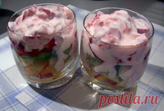 Фруктовый десерт
Ингредиенты:
● Груша — 1 шт
● мандарин — 1 шт
● яблоко — 1 шт
● банан — 1 шт
● пломбир Обыденный — 1 шт
● печенье Юбилейное — 2 шт
● сметана — 1 ст. ложка
● сгущёнка — 1 ст. ложка
Приготовление:
1. Мелко режем фрукты. Мороженое разминаем и перемешиваем с печеньками, которые мы предварительно разломали на мелкие кусочки.
Сметану и сгущёнку перемешиваем.