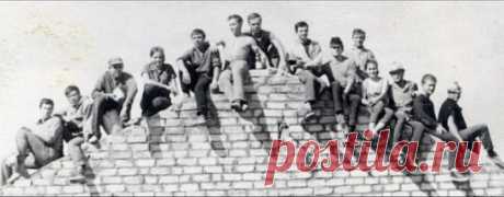 "РАБСТВО" В СССР. (эссе)
Страшное было время… Невыносимое… До сих пор ужасно вспоминать советское рабство…