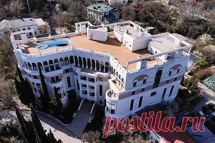 Стоимость национализированной квартиры Зеленского оценили. Национализированная квартира Владимира Зеленского в Ялте без внутренней отделки стоит 90 миллионов рублей. Высокая цена связана прежде всего с уникальностью объекта, а также с дополнительными удобствами, которые имеются в элитном жилом комплексе, где располагается жилье.