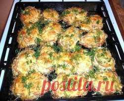 ТОП-10 ВТОРЫХ БЛЮД
1. Курица с грибами, запечённая под картофельной шубой
ИНГРЕДИЕНТЫ:
600 гр куриной грудинки или ножек
250 гр грибов (у меня шампиньоны)
3-4 средних картофелины
2 луковицы
1 ст.л. муки
250 мл молока
150 гр сливок (у меня 15%)
100 гр тёртого сыра (сыра лучше не жалеть)
соль, перец, зелень по желанию
растительное масло для жарки
ПРИГОТОВЛЕНИЕ:
1. Включить духовку на 180 С.
2. Картофель помыть, положить в холодную воду и варить после закипания 6 минут.
3. Курицу промыть, обсуши