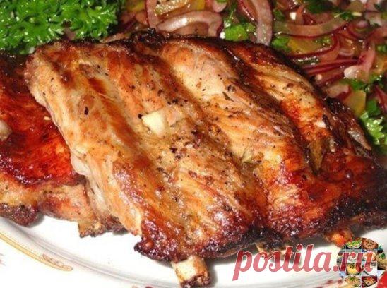 РЕЦЕПТ ОЧЕНЬ ВКУСНЫХ РЁБРЫШЕК
Ингредиенты:
500 гр ребрышек
соль
молотый перец чили
молотый чеснок(порошок)
эстрагон
базилик
молотая копченая паприка(с легкостью можно заменить на некопченую)
Для соуса:
полчашки кетчупа(118 мл)
столовая ложка красновинного уксуса
плотно утрамбованная столовая ложка коричневого сахара
Приготовления:
1.Подготовить ребрышки, промыть, обсушить, снять мембрану и лишний жир с мясной части
2.Смешать в одной емкости все приправы и тщательно втереть в ребрышки, чтоб