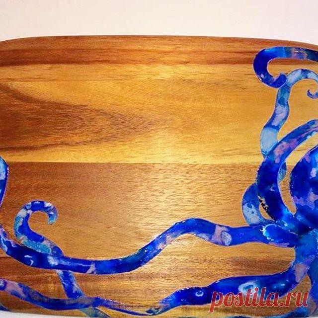This octopus serving tray by artist @lindaklippensteinart is OUTSTANDING!!!!!🐙🐙🐙👍🏼👍🏼👍🏼👌🏼👌🏼👌🏼❤❤❤ #ArtResin #art #artist #lindanikkelklippenstein #creative #original #practicalart #glossy #shiny #likeglass #artresinisbae #perfectpour #protected #sellectiveembellishment #crystalclear #fun #servingtray #foodsafe #love