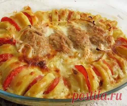 Запечённые куриные котлетки с гарниром "Полосатый рейс"
