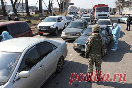 В Казахстане начались массовые проверки автомобилей с российскими номерами. В Казахстане начались проверки автомобилей с регистрационными знаками из России. Машины с российскими номерами вызывают повышенное внимание у сотрудников патрульной службы и в итоге часто отправляются на штрафстоянку. В прокуратуре объяснили это тем, что многие такие машины находятся в угоне.