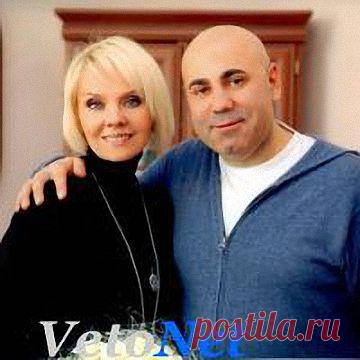 В семье 45-летней певицы Валерии и 44-летнего продюсера Иосифа Пригожина ожидается долгожданное пополнение. Об этом в понедельник, 10 февраля, сообщает издание Heat.ru.

По данным издания, супруги недавно узнали, что певица скоро вновь станет мамой. Это будет первый общий ребенок одной из самых ярких пар отечественного шоу-бизнеса.

На днях звездных супругов заметили в клиническом госпитале "Лапино", где Валерия встала на учет по беременности.