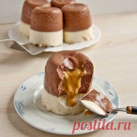 Мини-чизкейки с карамелью (без выпечки). 
 
Ингредиенты: 
500 гр. творога (гладкой консистенции как сырковая масса) 
8 больших печений 
250 мл сливок 30% 
1 пакет загустителя для сливок 
2 столовые ложки желатина 
2 столовые ложки какао-порошок 
3 столовые ложки сахара 
300 гр консервированной карамели или (варенного сгущенного молока) 
Дополнительно: 
8 чашек (как для чая) 
8 маленьких стаканов 
 
1.Растворить в горячей воде одну столовую ложку желатина. Взбить сливки с з...