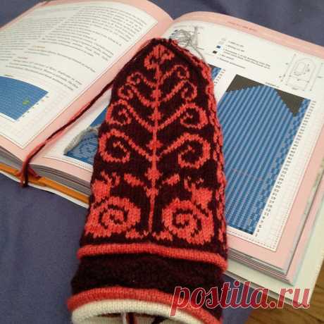 Ravelry: Project Gallery for Norwegian Snail Mittens pattern by Adrian Bizilia