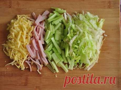 🥗Салат «Неженка» 🥗

🥗Ингредиенты: 

-400 г. ветчины; 
-4 свежих огурца; 
-180 г. сыра; 
-3 вареных яйца; 
-1 большой зубчик чеснока; 
-соль; 
-майонез. 

🥗Как готовить:

1. Режем ветчину и огурцы соломкой. 
2. Яйца и сыр трем на терке. 
3. Добавляем раздавленный чеснок, солим и заправляем майонезом. 

Приятного аппетита!