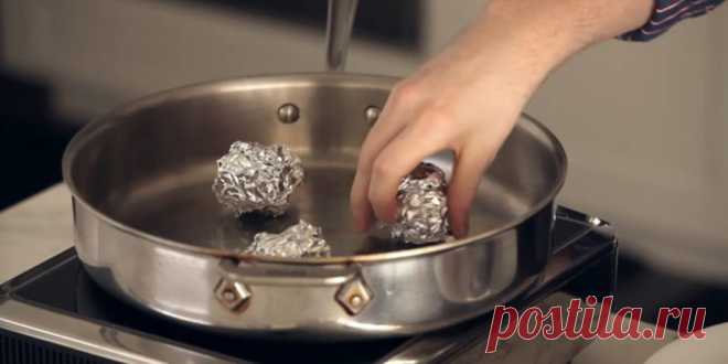 26 кулинарных лайфхаков с фольгой, которые пригодятся в хозяйстве Как готовить на пару без пароварки, уберечь плиту от пятен и закупорить открытую бутылку при помощи тонких листов алюминия.
