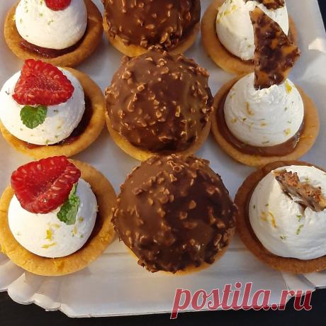 На страничке @patisseriemg вы найдёте много интересной информации, рецептов и прямые эфиры с Европейскими шефами в записи .

Чтобы посмотреть бесплатные уроки вам надо просто зарегистрироваться на платформе школы. Ссылка в шапке профиля.

И да к стати по хэштегу #patisseriemg_рецепт найдете много других рецептов от французских шефов

А здесь я вам предлагаю урок по мини-тарталеткам

Тесто сабле бретон

150 гр сливочного масла консистенции поммада

150 гр сахарного песка

Ц...