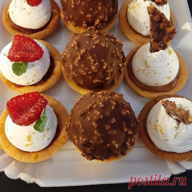 На страничке @patisseriemg вы найдёте много интересной информации, рецептов и прямые эфиры с Европейскими шефами в записи .

Чтобы посмотреть бесплатные уроки вам надо просто зарегистрироваться на платформе школы. Ссылка в шапке профиля.

И да к стати по хэштегу #patisseriemg_рецепт найдете много других рецептов от французских шефов

А здесь я вам предлагаю урок по мини-тарталеткам

Тесто сабле бретон

150 гр сливочного масла консистенции поммада

150 гр сахарного песка

Ц...
