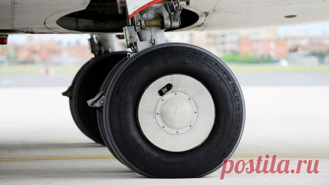 На Камчатке самолет выкатился за пределы ВПП. В Камчатском крае Самолет Як-40, выполнявший санитарный рейс, при посадке в аэропорту Оссора выкатился за пределы взлетно-посадочной полосы. Об этом сообщает Дальневосточная транспортная прокуратура в своем Telegram-канале. "Самолет ...